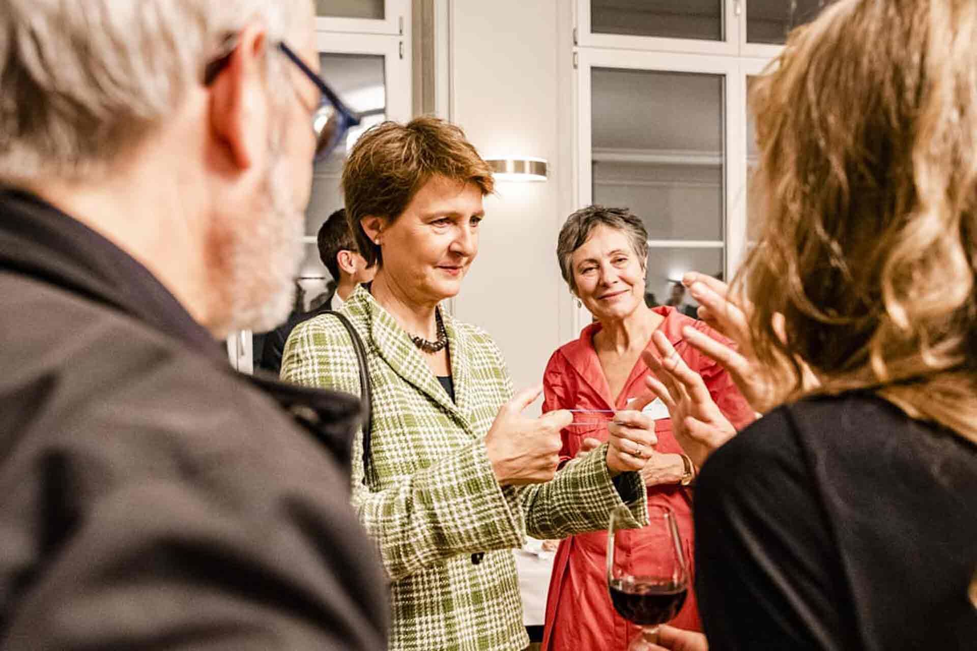 Zauberkünstler Florian Klein mit Simonetta Sommaruga bei einer Close-Up Zaubershow in Bern mit